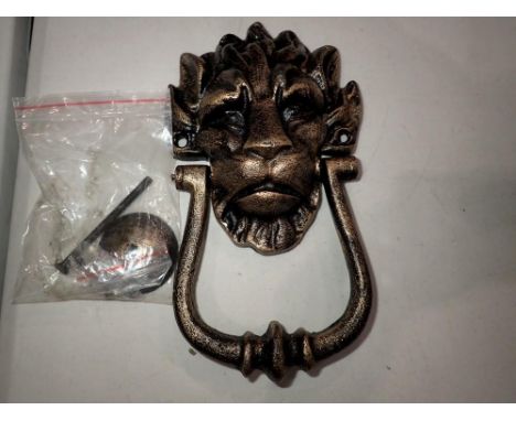 Cast iron 10 Downing Street lion door knocker, H: 21 cm. P&amp;P Group 1 (£14+VAT for the first lot and £1+VAT for subsequent