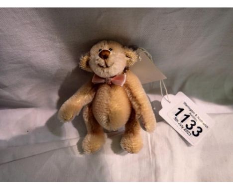Deans bear, Apple Pip Bear Cissy, limited edition 19/50, in excellent condition, H: 10 cm. P&amp;P Group 1 (£14+VAT for the f