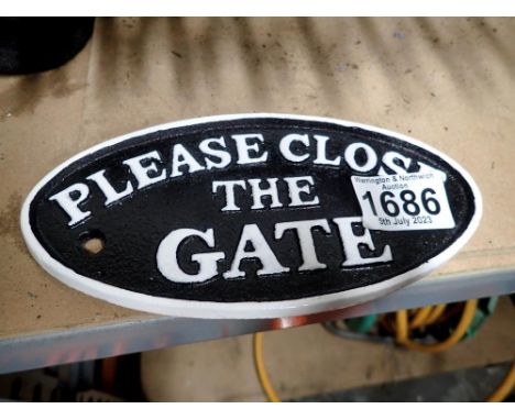 Cast iron please close the gate sign, L: 15 cm. P&amp;P Group 1 (£14+VAT for the first lot and £1+VAT for subsequent lots) 