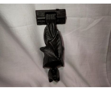 Cast iron bat door knocker, H: 18 cm. P&amp;P Group 1 (£14+VAT for the first lot and £1+VAT for subsequent lots) 