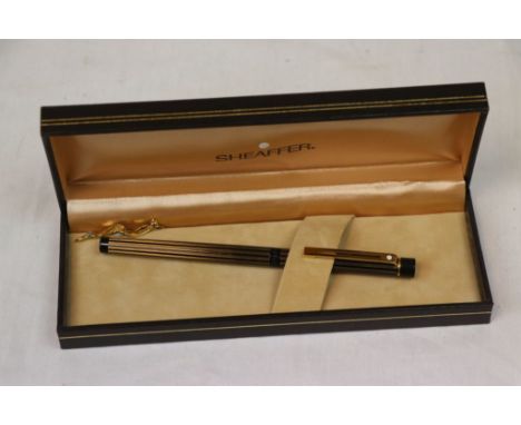 Boxed Sheaffer fountain pen with 14ct gold nib together with an opal yellow metal brooch, missing pin (2)