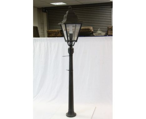 Vintage garden/driveway lamp post with light