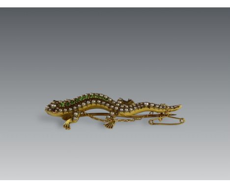 An Antique Demantoid Garnet,Split Pearl and 18 ct Yellow Gold Lizard Brooch, circa 1890, the body with a line of graduated de
