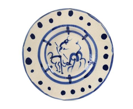 Pablo Picasso, 1881 Málaga – 1973 Mougins, nachCORRIDA AUX PERSONNAGES, 1950Keramik, glasiert und bemalt.Durchmesser: 38,5 cm