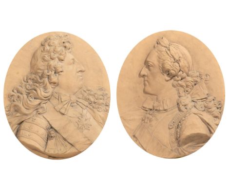 Paar royale PortraitreliefsJeweils 75 x 64 x 8 cm.Frankreich, 18./ 19. Jahrhundert.In Terrakotta gefertigte als Paar konzipie