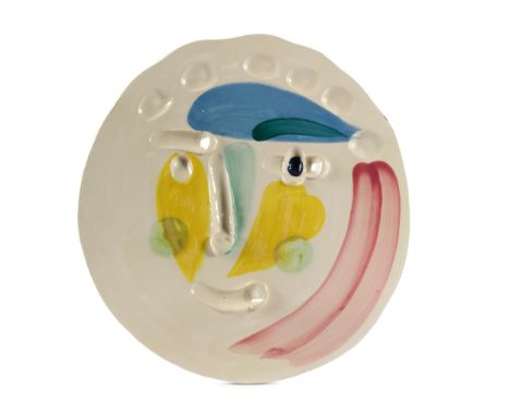 Pablo Picasso, 1881 Málaga – 1973 Mougins, nachPLATTE MIT GESICHT, 1956Keramik, geformt und glasiert.Durchmesser: 31,5 cm.Ver