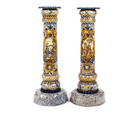 Paar persische KeramiksäulenHöhe: 101 cm.Durchmesser Säulenfuss: 39 cm.Deckplatte: 22,5 x 22,5 cm.Keramik, gegossen, polychro