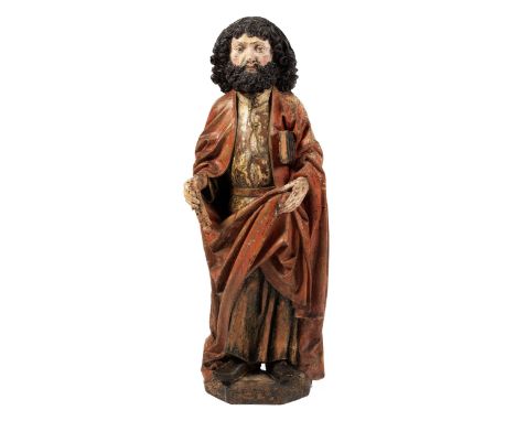 Portrait eines ApostelsHöhe: 77 cm.Tirol, Ende 15. Jahrhundert.In Holz geschnitzt und gefasst. Auf leicht gekanteter Basis di