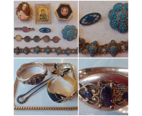 A quantity of costume jewellery and collectables to include a Sterling silver and enamelled brooch, an Indian turquoise style
