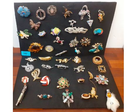 A collection of vintage brooches mounted on 2 cards to include Scottish examples and white metal brooches. Location: 