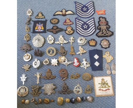 A quantity of military and other hat and uniform badges and buttons to include a WW1 Argyll and Sutherland Highlander Regimen