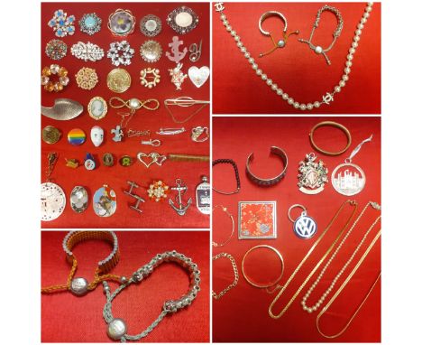 Mixed costume jewellery comprising vintage brooches and clips, gold tone items, fashion jewellery, a compact and tourist key 