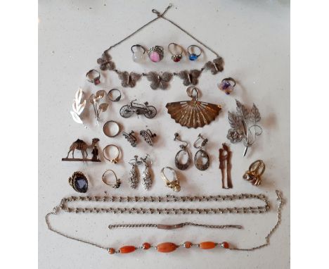 Vintage silver and white metal jewellery to include brooches together with vintage dress rings and coins all housed in a carv