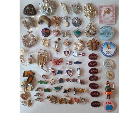 Vintage brooches A/F and pin badges to include Exquisite, Jonette (JJ), Sarah Coventry and a Robertsons enamelled golly badge