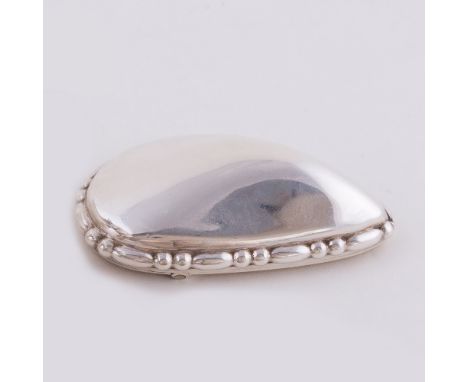 A novelty silver snuff box, of mussel shell form, G.R., Birmingham 1931, 6cm wide