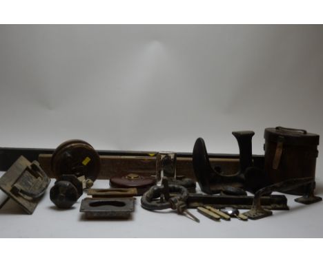 Mixed tools, to include: spirit levels; measuring tapes; handles; bolts; cobbler's last; antique fishing reel; and other item