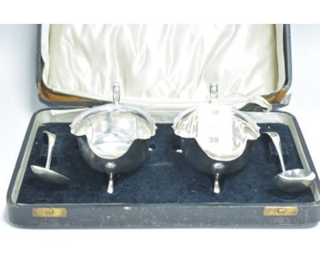 A pair of silver sauce boats, by Edward Viners, Sheffield 1932, with one original ladle and another plated replacement, in ca
