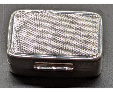 A silver pill box, engine turned lid, 1914/15 London import marks, maker IBB, 25g, L.4cm