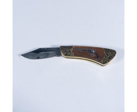 This exquisite folding pocketknife features a Western-style appearance with a single stainless-steel blade and liner. The 24k