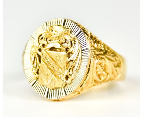 An 18ct Gold Gentleman's Crested Signet Ring, Modern, size W, gross weight 13g