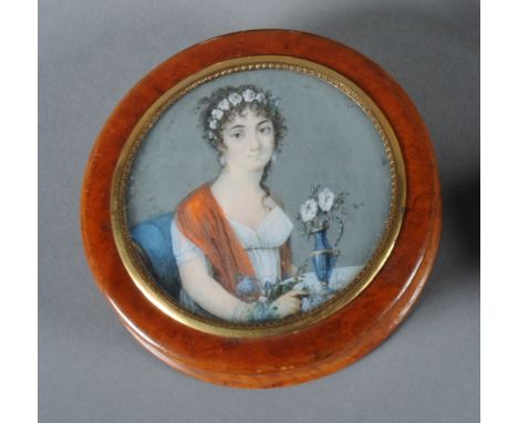 Boite ronde en loupe de thuya, le couvercle présente en son centre un portrait d’une femme de qualité, intérieur en écaille D