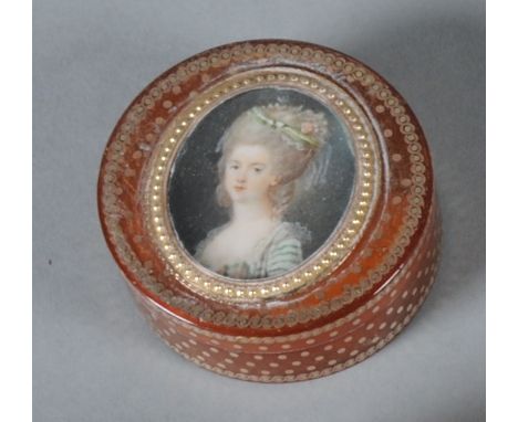 Boite en écaille blonde et semis de points or, le couvercle présente en son centre une miniature présentant un portrait de fe