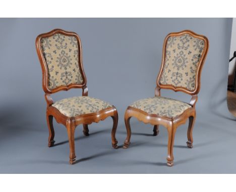 Paire de chaises à châssis en bois naturel mouluré. Elles reposent sur des pieds cambrés Style Chippendale, XIXème siècle H :