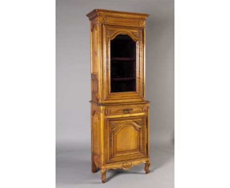 Petit buffet deux corps en bois naturel mouluré et sculpté. La partie supérieure ouvrant à une porte vitrée, la partie inféri