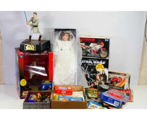 Star Wars - Hasbro - Minic - Others - A mixed lot comprising of action figures, a boxed collectors doll, annuals, vintage eph