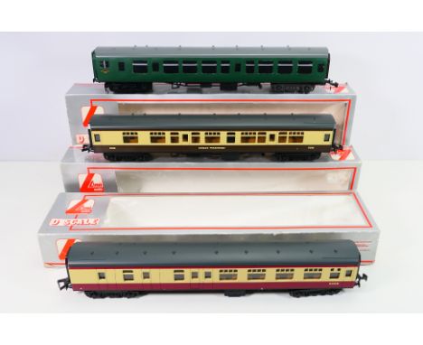 Lima - Three boxed Lima O gauge passenger coaches in various liveries. Lot consists of Lima L316620 Mk1 Brake 3rd '34100' in 