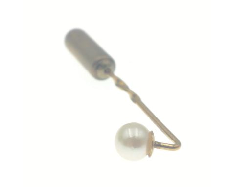 A nice wee 375 stamped( stick pin 375 stamped only) with screw bottom half, with a nice white pearl inset.1.11g gross