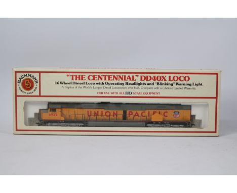 Bachmann - A boxed HO gauge Bachmann GM EMD DD40X 'The Centennial' 16 wheel diesel loco # 4166501. The left side rail is deta