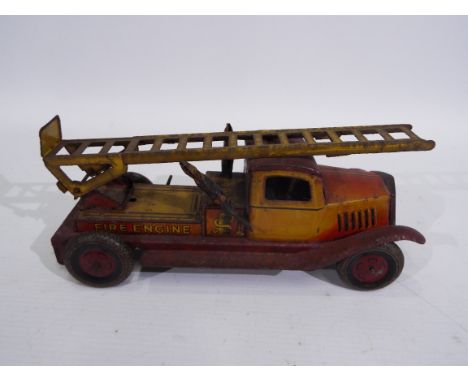 Wells O London - A rare clockwork pressed steel Fire Engine by Wells O London. It measures 22 cm long and has an extendable l