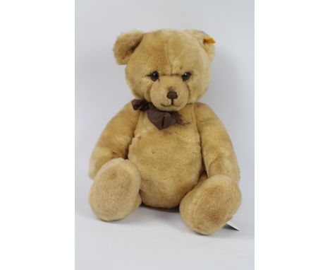 Steiff - A Steiff bear with plastic eyes, metal joints and stitched nose. Bear has a yellow Steiff tag on its left ear with t