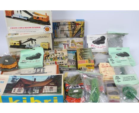 Bachmann, Airfix, Kibri, Atlas, Tyco Others - Two boxed HO gauge Crane Cars with a quantity of vintage HO gauge scenics and a