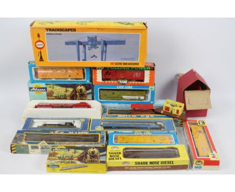 Athearn, HMW, Life-Link and similar - A collection of boxed HO gauge American locomotives and dummies, plus a quantity of HO 