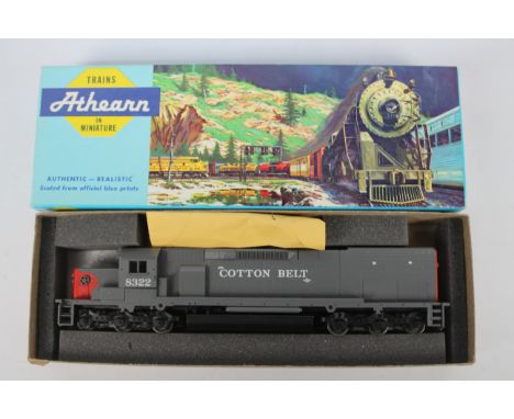 Athearn - A HO gauge Athearn #4502 American SD40T-2 diesel road locomotive Op.No.8322 in Cotton Belt grey livery. The model a