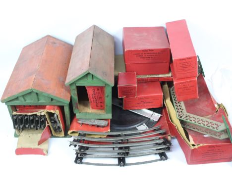 Hornby - A collection of mainly boxed Hornby O gauge railway accessories. Lot includes Hornby A259 no.2 Signal Cabin; A252 no