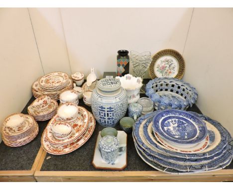 A Spode 'Indian Tree' pattern part tea and dinner service, blue and white meat plates, a Chinese ginger jar and cover, an Ayn