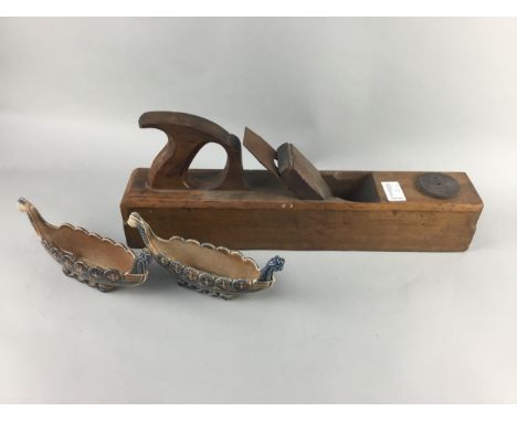 VINTAGE SANDING PLANE, along with a typewriter, two wade boats, and a canteen of fish cutlery