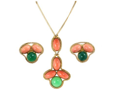 A CORAL AND JADEITE JADE NECKLACE AND CLIP EARRING SUITE each with cabochon coral and jade stones within curb link chain bord