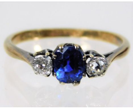 A 9ct gold ring with platinum set sapphire &amp; approx. 0.14ct diamond 1.6g size K/L