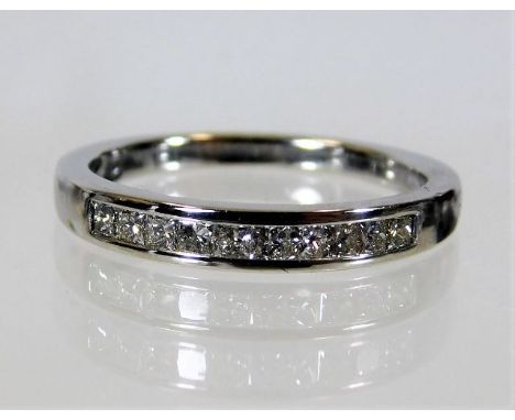An 18ct white gold ring half eternity ring set with 0.5ct diamond 2.6g size J/K