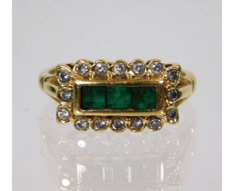 An 18ct gold ring set with diamond &amp; emerald 4g size K/L 