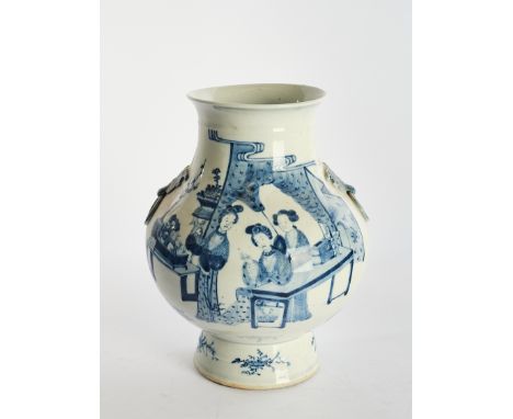 Balustervase, China, 19. Jh., Porzellan, blau-weißer Dekor mit Damen in Palastinterieur, seitlich aufgelegte Ringhenkel an ta