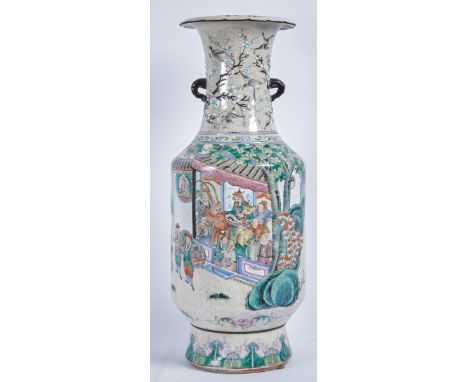 Balustervase, China, um 1900, Porzellan, famille rose, figurenreiche Palastszene in Landschaft, plastische Henkel in Form von