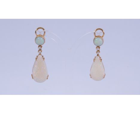 Paar Ohrhänger, 18kt Gelbgold, 2 runde Opalcabochons, 2 Opal-Tropfen, vier kleine Brillanten, ca. 11.2 g, ca. 4 cm lang