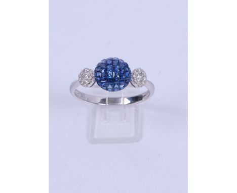 Ring, 18kt Weißgold, 44 Saphire zus. ca. 0.70 ct., unsichtbar gefasst, 18 Brillanten zus. ca. 0.20 ct., etwa w/si, ca. 2.36 g
