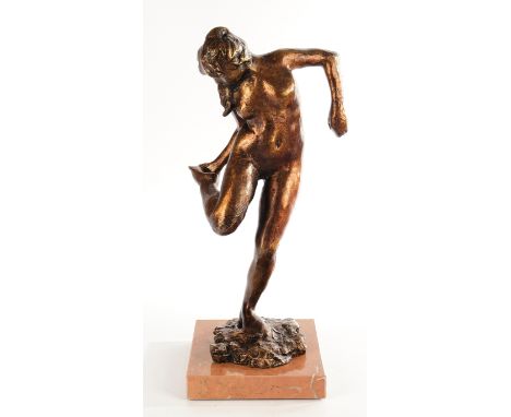 Degas, Edgar (1834 - 1917), nach,"Tänzerin auf ihre Schuhsohle schauend", Bronze, braune Patina, posthum im Wachsausschmelzve