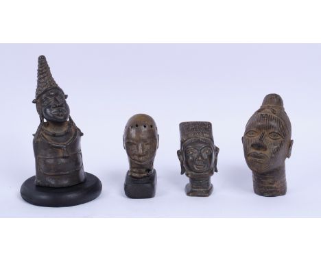 Würdenträgerbüste, 3 Gedenkköpfe, Ife, Benin, Afrika, Bronze, patiniert, verschiedene Ausführungen, 2x mit Holzsockel, ca. 9.